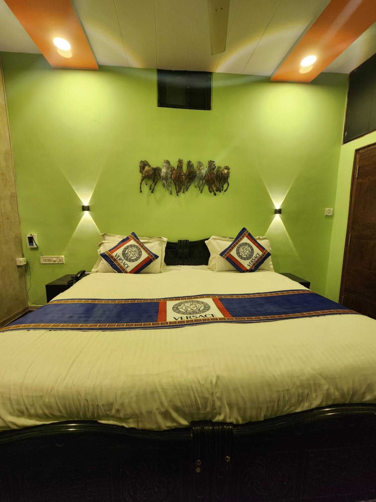 Shaleen Elegance Homestay Nakki Lake 400 Meters Mount Abu Bagian luar foto